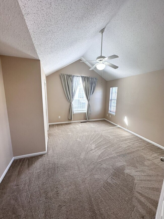 Building Photo - Updated Condo Near Shore Drive