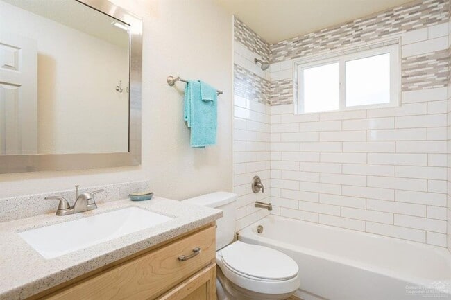 Building Photo - 1444 NW Canyon Dr