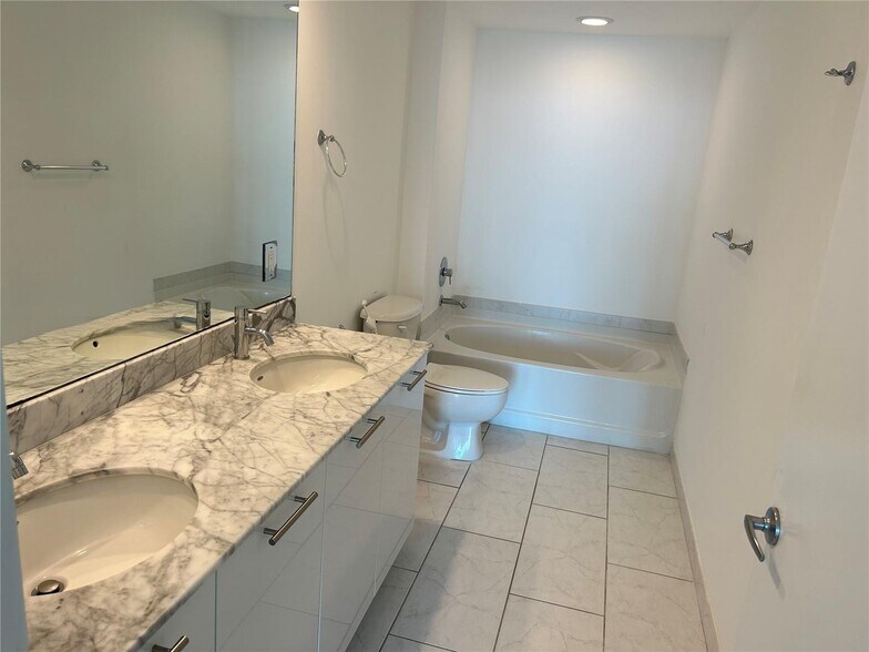 Building Photo - 951 Brickell Ave