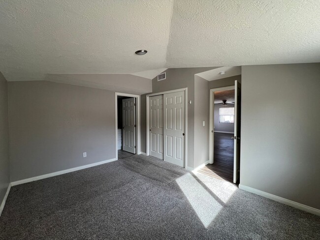 Building Photo - Beautifully remodeled 2 Bedroom 2 Bathroom...