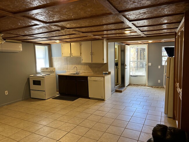 Building Photo - 523 E Jackson Ave