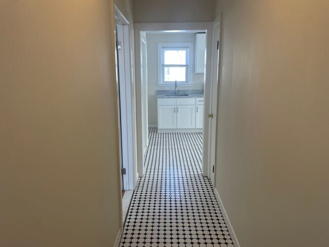 Building Photo - 8 Bells Ct