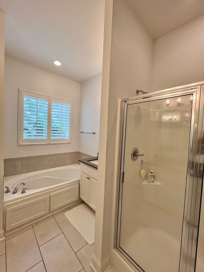 Building Photo - SPACIOUS 3 BEDROOM HOME WITH ALL UTILITIES INCLUDED