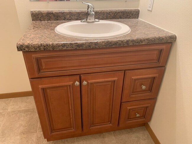 Building Photo - Spacious 4 Bedroom Townhome in Great Neigh...