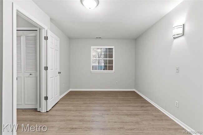 Building Photo - 1563 N Bywood Ave