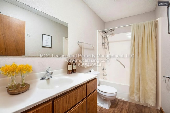 Building Photo - Spacious 2nd Floor Townhome in the Heart o...