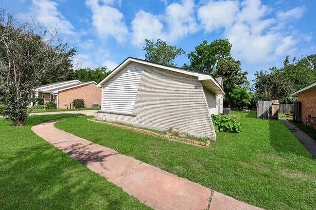 Building Photo - 4710 Lotus St