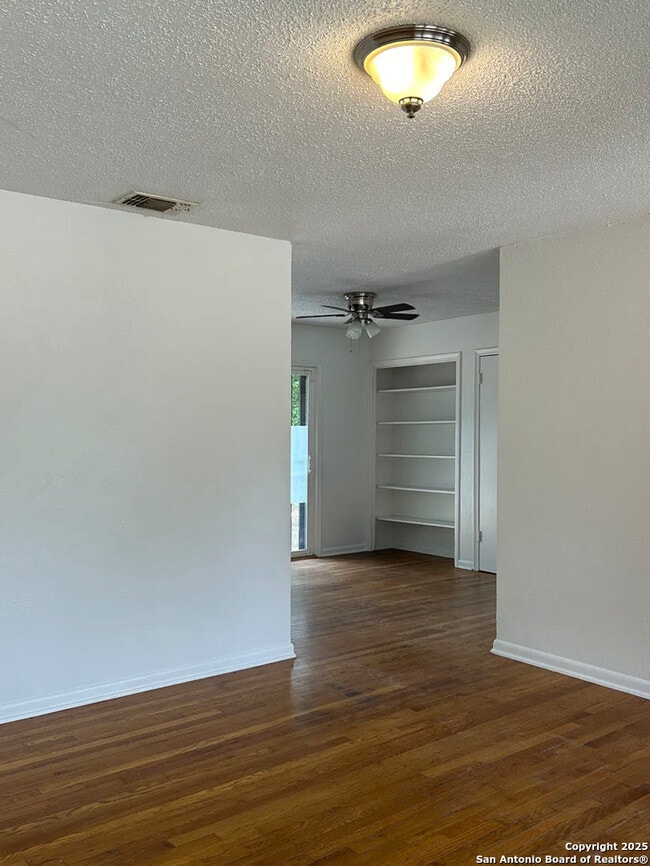 Building Photo - 355 Cresham Dr