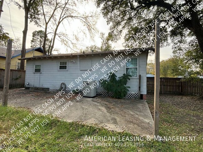 Building Photo - Updated 3 bed/1 bath Charmer located close...