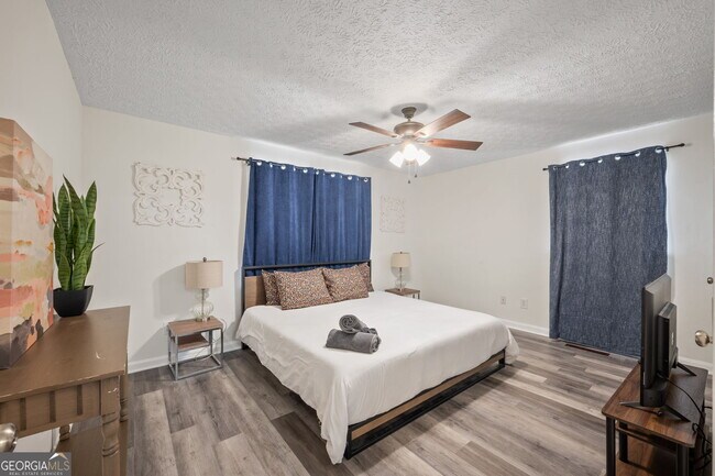 Building Photo - 1954 Woodbine Terrace NE