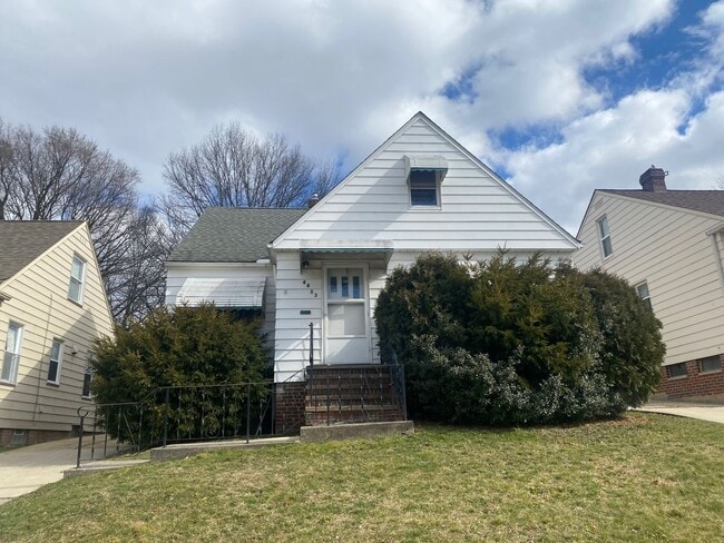 Building Photo - Charming 3-Bedroom Property in Prime Location