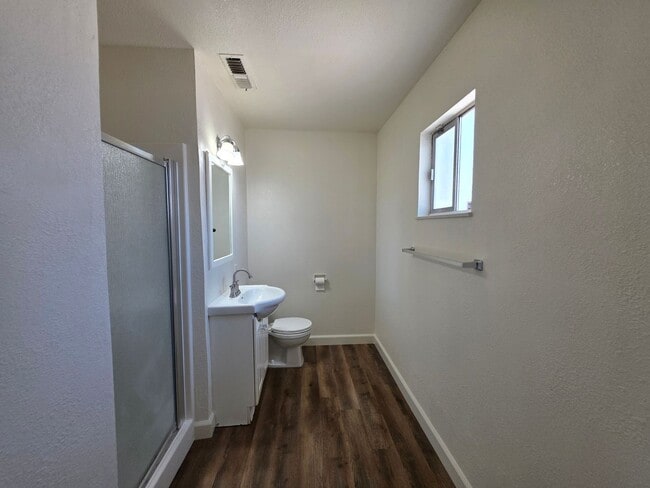 Building Photo - 4 bedroom single story near freeway & shop...