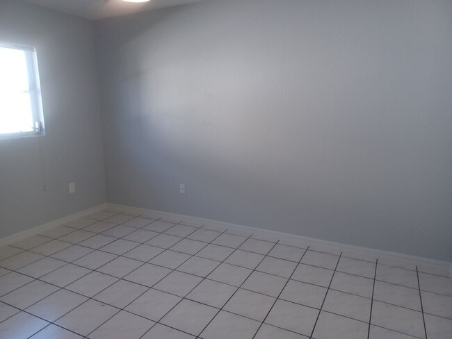 Building Photo - 4416 SW 24th Ave