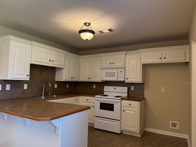 Building Photo - 338 Madison Village Dr
