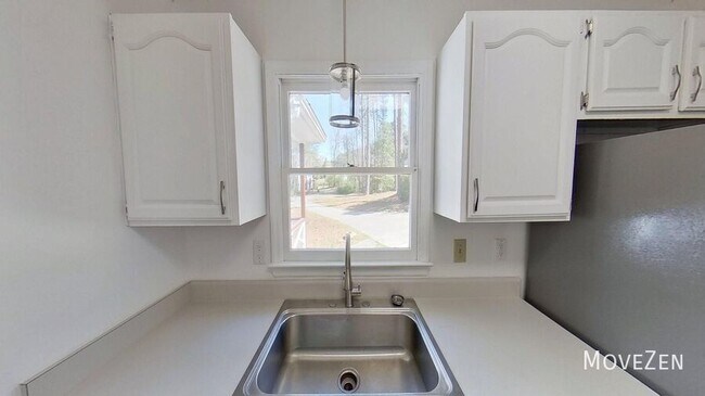 Building Photo - 4711 Highview Pl