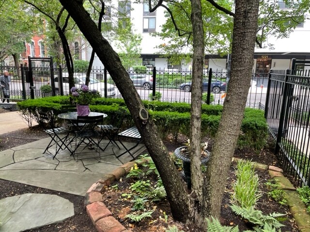 Front outdoor dining and entertaining area (5) - 1228 N Dearborn St