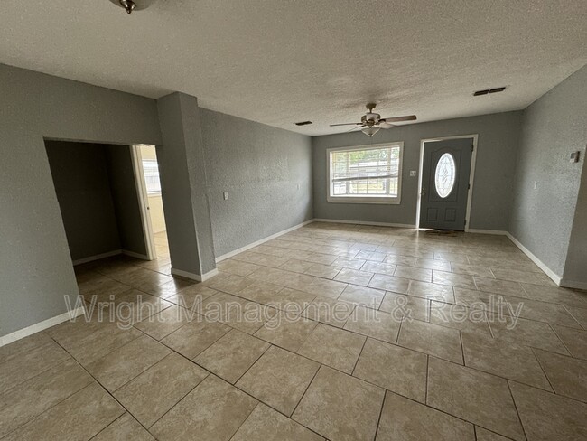 Building Photo - 438 Country Club Dr
