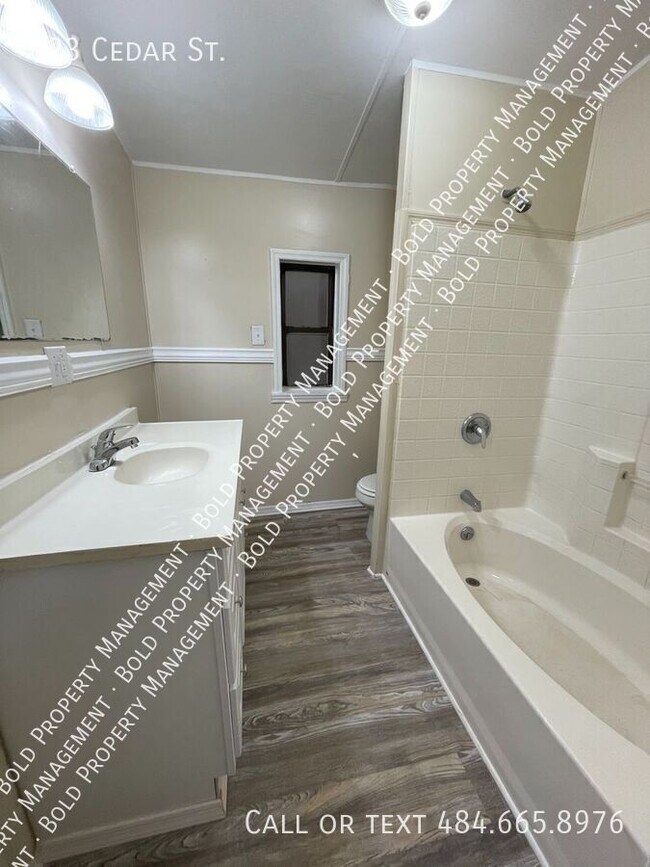 Building Photo - 623 Cedar St