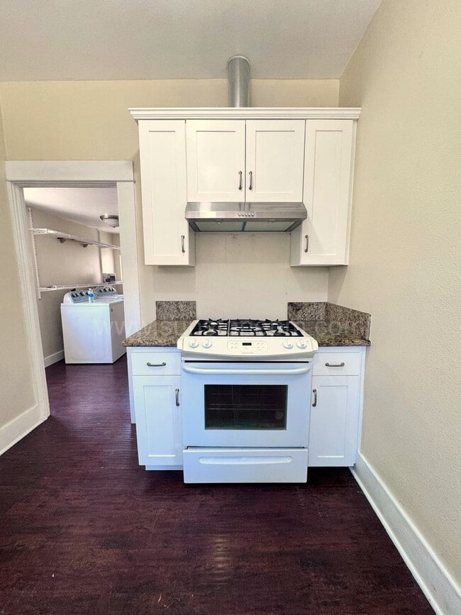 Building Photo - 2 Bedroom, 1 bathroom