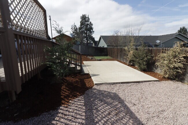 Building Photo - MOVE IN SPECIAL IF YOU SIGN LEASE BY 4/15/2026!!!!!!! Newly Updated 3/2 Home in SW Redmond