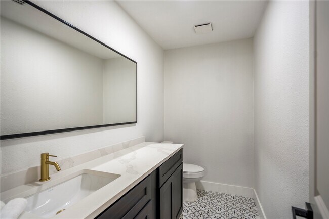 Building Photo - 5614 Oakhaven Ln