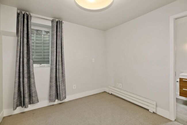 Building Photo - Available Now! 4 Bedroom  3.5  Bathroom Townhouse //Woodley Park// Garage, Driveway & 3 Levels of...