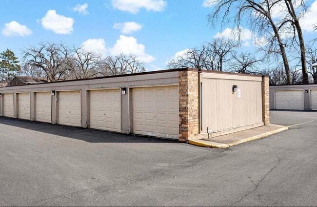 Building Photo - 4584 Cedar Lk Rd S