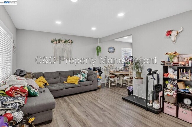 Building Photo - 484 B St
