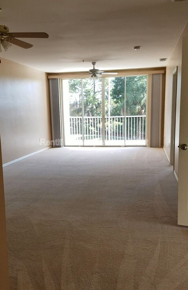 Building Photo - 14931 Park Lake Dr