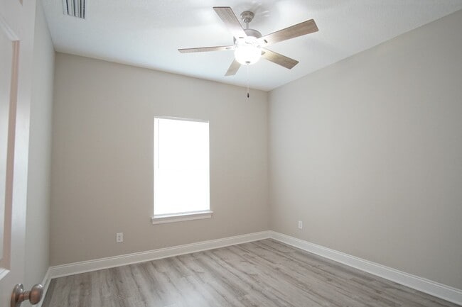 Building Photo - Beautiful Pet-Friendly 3BR/2BA Brick Townh...