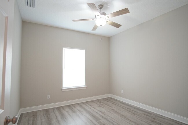 Building Photo - Gulf Breeze 3BR/2BA Townhome – Vaulted Cei...