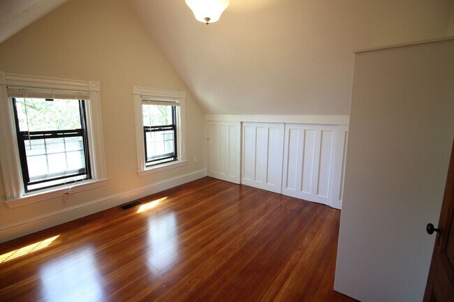 Building Photo - 5 Bed Close to Wentworth - 9/1/26 - Student Living!!