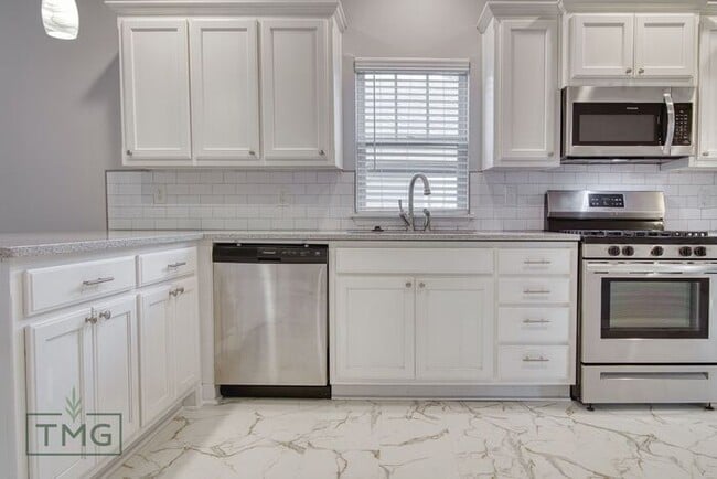 Building Photo - Spacious 3/2 with Front Porch, Fenced Yard...