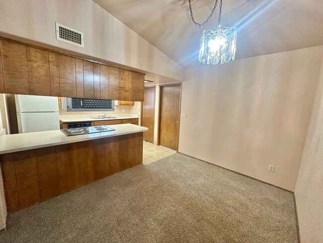 Building Photo - Cute 2 bedroom, 2 bathroom home with firep...