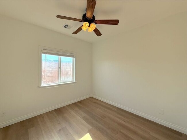 Building Photo - 3 Bed, 2 Bath, 2 Car garage Duplex Unit