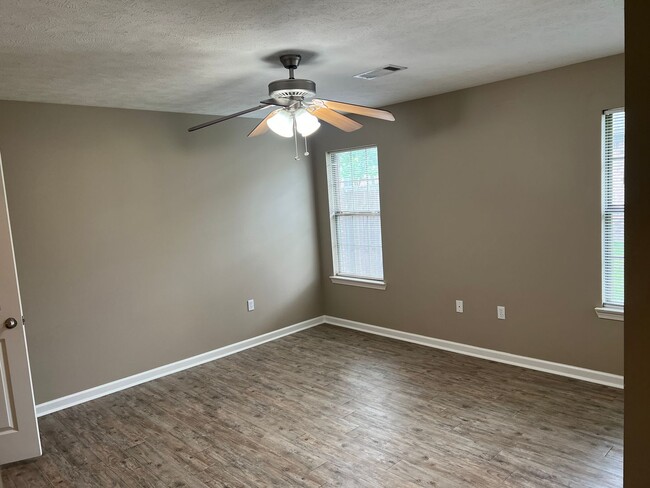 Building Photo - 3 Bed 2 Bath Home