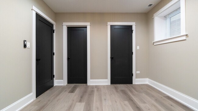 Building Photo - Contemporary 2-Bed, 2-Bath Garden Apartment in Uptown – Move-In Ready!