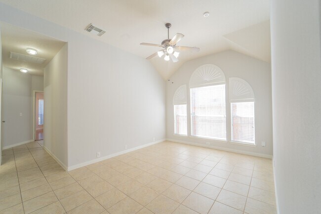 Building Photo - 2910 Sandleigh Dr