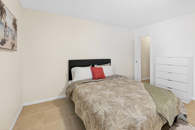 Building Photo - 173 Flanders C