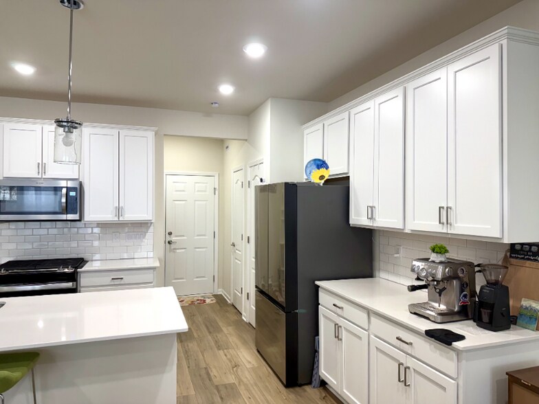 Building Photo - 525 Addison Cir