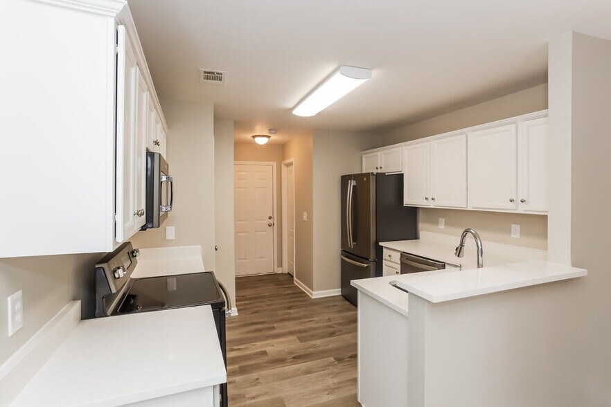 Building Photo - 5701 Castlebrook Dr