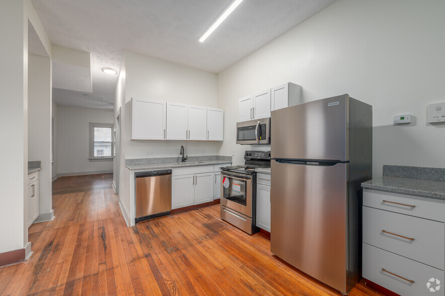 1 BD, 1 BA - 1000SF - Kitchen - 104 - 1848 E 89th St