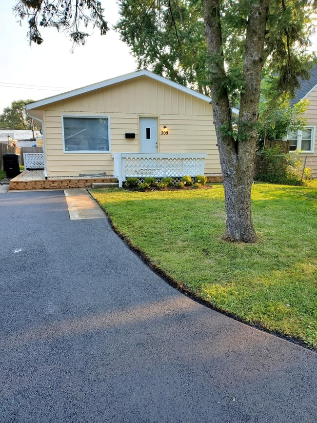 Building Photo - 209 E Pineview Dr