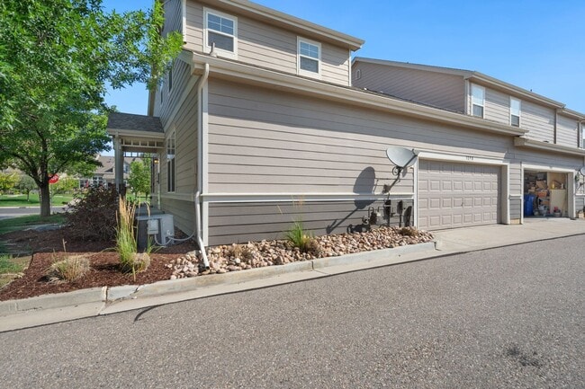 Building Photo - Like-New Townhome in Desirable West Loveland