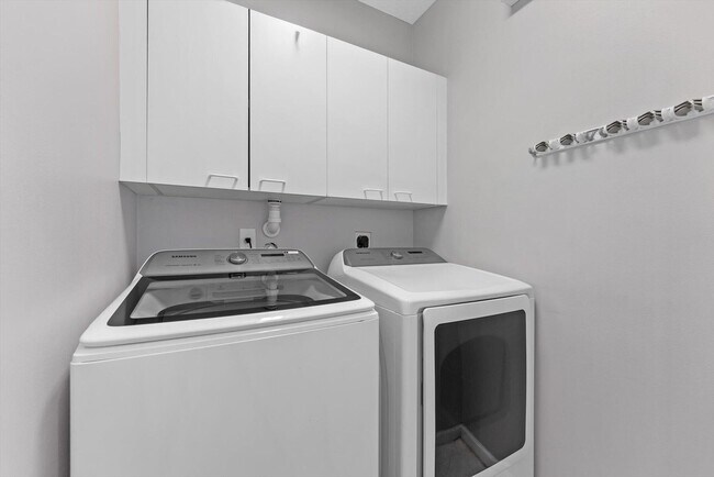 Building Photo - 9825 Scribner Ln