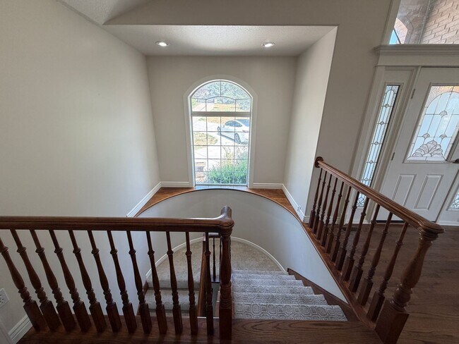 Building Photo - Spacious 4 Bed, 5 Bath Home with 3-Car Garage in Layton!