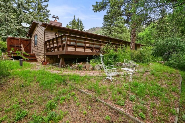 Building Photo - Mountain Life & Views- 4 bed 2 bath