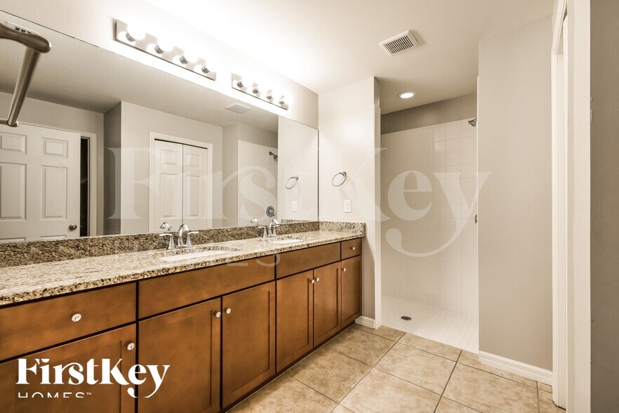 Building Photo - 2912 NW 18th Pl