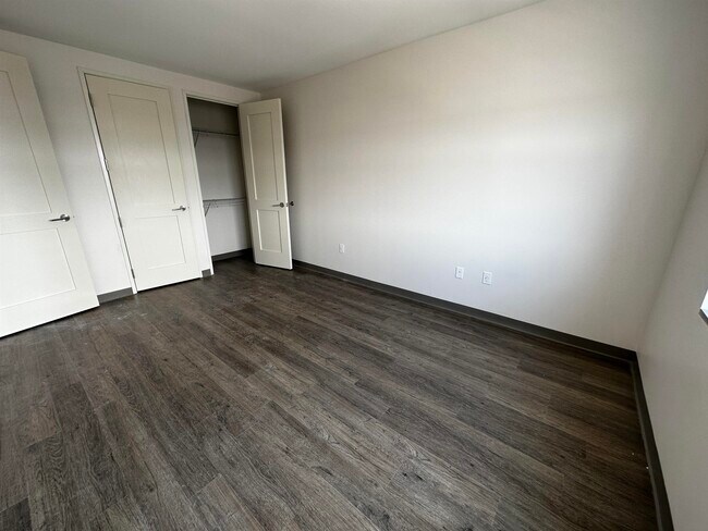 Building Photo - 409 Elm St