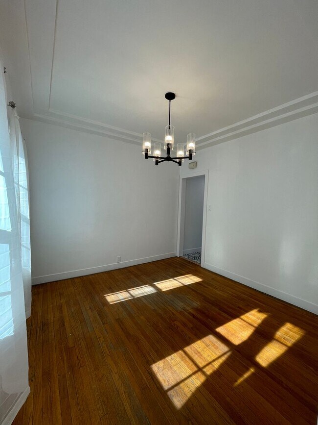 Building Photo - 1811